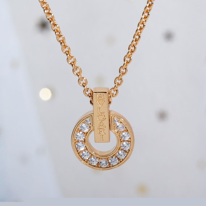 Bo*te*ga venenta necklaces